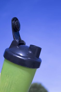 Shaker sporcu içmek için plastik şişe
