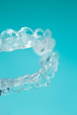 Kadın eli tarafından tutulan görünmez diş telleri