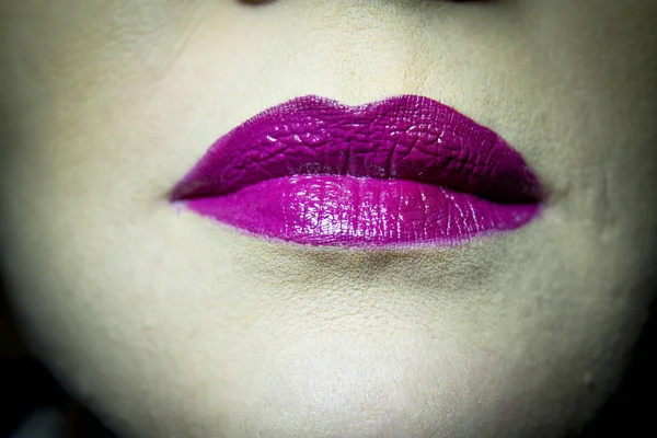 Labbra rosa scuro di trucco — Foto Stock