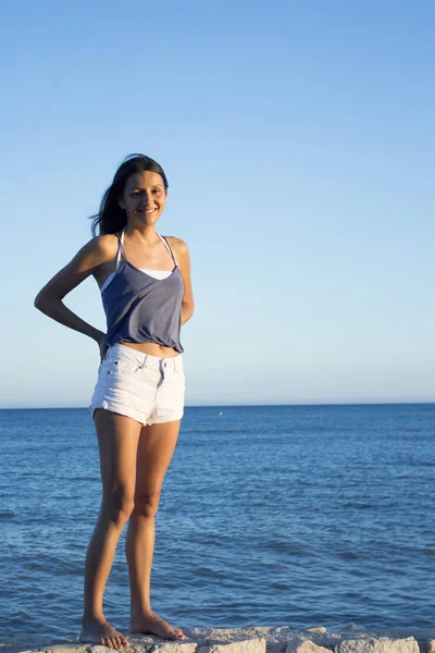 Menina de pé com céu e fundo de praia — Fotografia de Stock