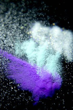 Akrilik jel yapmak için akrilik tozu çiviliyor
