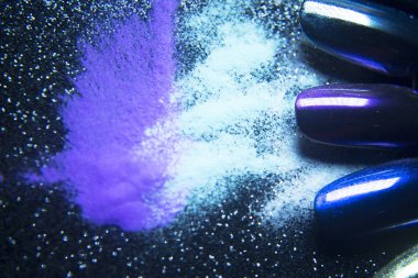 Akrilik tozunun yanına jel çiviler.