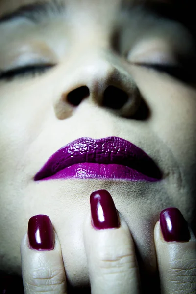 Retrato de mujer con la mano sobre la cara —  Fotos de Stock