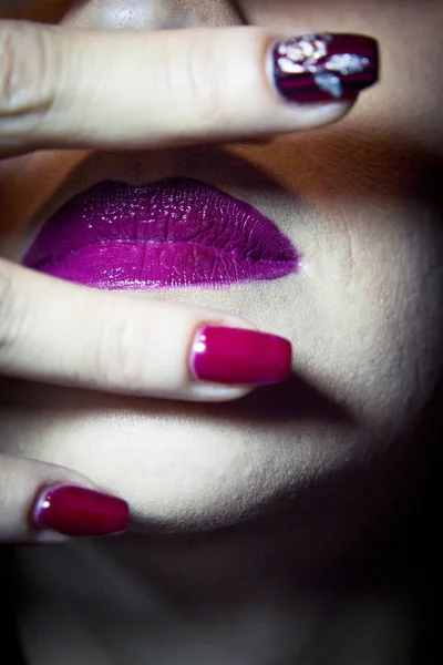 Retrato de mujer con la mano sobre la cara — Foto de Stock