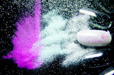 Akrilik tozunun yanına jel çiviler.