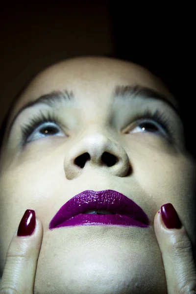 Retrato de mujer con la mano sobre la cara —  Fotos de Stock