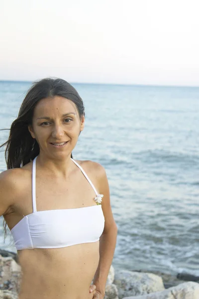 Retrato de jovem mulher com pôr do sol na praia — Fotografia de Stock