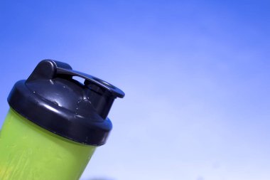 Shaker sporcu içmek için plastik şişe