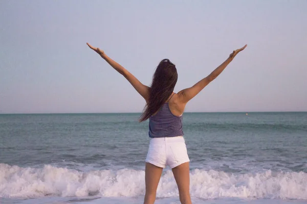 Молодая женщина на пляже в очень позитивном и счастливом отношении — стоковое фото