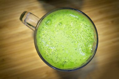 Yeşil kereviz suyu zehirden arındırıcı içecek. Vejetaryen içeceği