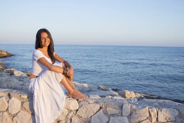 Kumsalda Beyaz Elbiseli Mutlu Yüzlü Bir Kadın — Stok fotoğraf