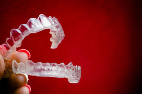 Retenção Dentária Invisível Realizada Pela Mão Das Mulheres Espaço Cópia — Fotografia de Stock