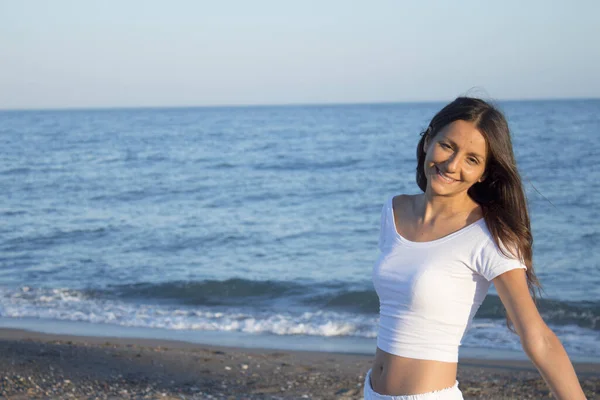 Kumsalda Çıplak Ayaklı Bir Kadın Gülümsüyor — Stok fotoğraf