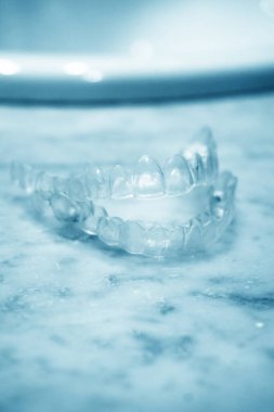 Şeffaf diş hizalayıcısı. Üst ve alt