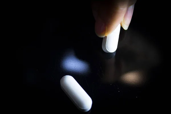 Mulher Segurando Pílulas Genéricas Medicina Branca — Fotografia de Stock