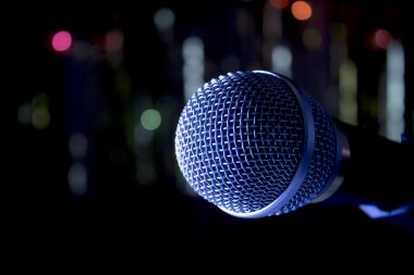 Kablosuz bir mikrofon.