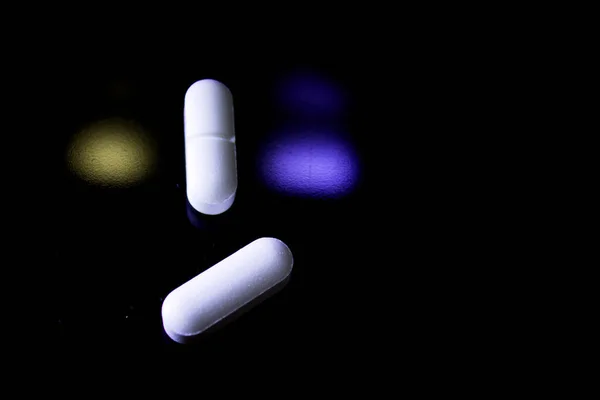 Mulher Segurando Pílulas Genéricas Medicina Branca — Fotografia de Stock