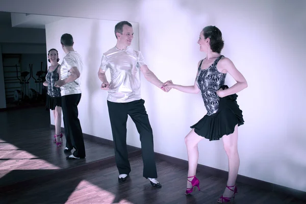 Pareja Bailarines Con Atractivos Trajes Latinos Bailando Salsa Diferentes Ritmos —  Fotos de Stock