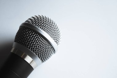 Kablosuz bir mikrofon.
