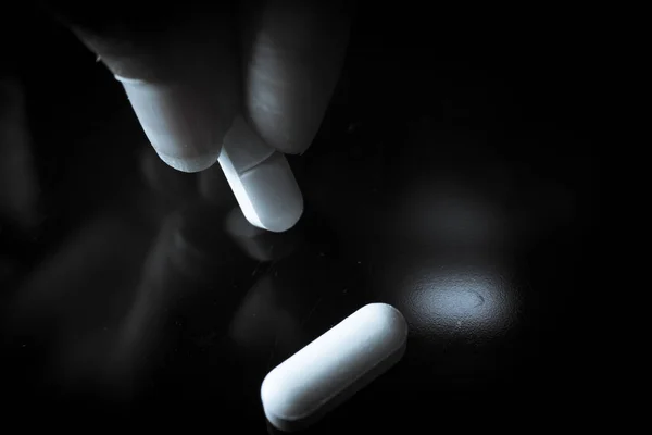 Mulher Segurando Pílulas Genéricas Medicina Branca — Fotografia de Stock