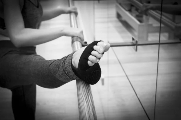 Ballerina Che Stretching Sulle Gambe Sulla Sbarra Del Balletto — Foto Stock