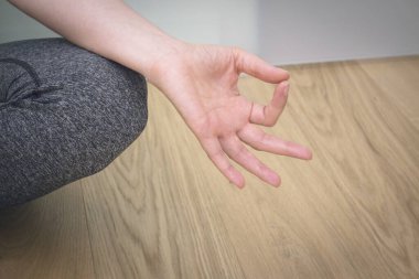 Kadının pratik yoga ve meditasyon pozisyonlar eller. Mudras.