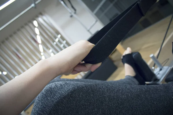 Mulher Fazendo Pilates Máquina Exercícios — Fotografia de Stock