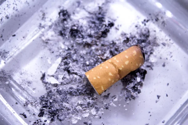 Hamuval Teli Hamutartóban Elfogyasztott Cigaretta Nincsenek Emberek — Stock Fotó