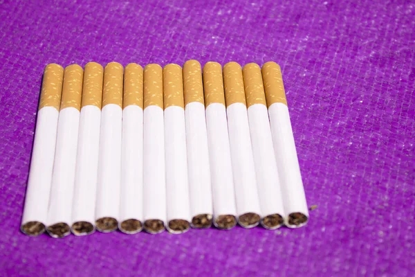 Egy Sor Cigaretta Asztalon Nincsenek Emberek — Stock Fotó