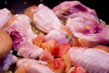 Paella yapmak için tavuk kanatlı sebze kızartması. Kimse yok.