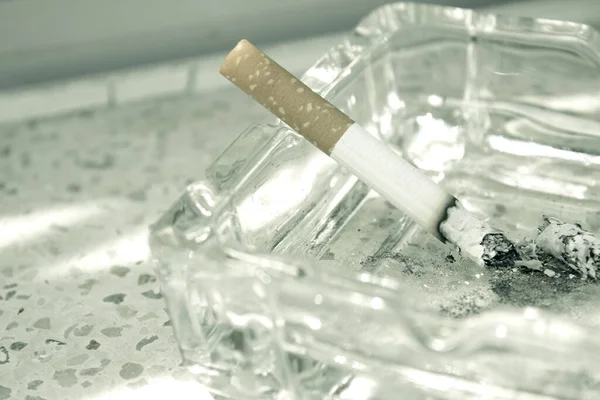 Gyújtott Cigaretta Hamutartón Nincsenek Emberek — Stock Fotó