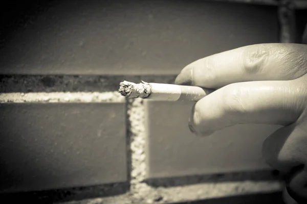Vrouwelijke Hand Met Brandende Sigaret Donkere Achtergrond — Stockfoto