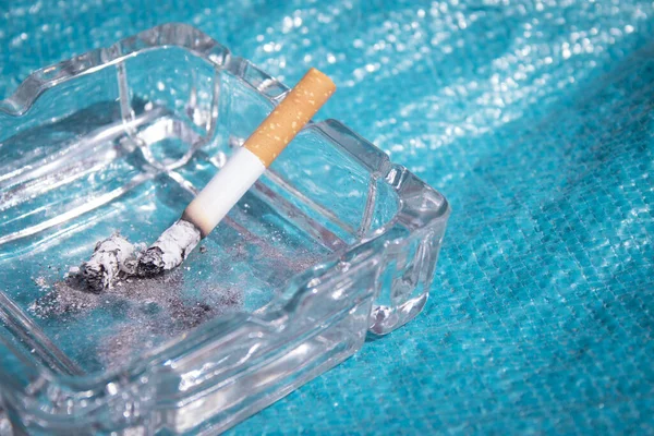 Gyújtott Cigaretta Hamutartón Nincsenek Emberek — Stock Fotó