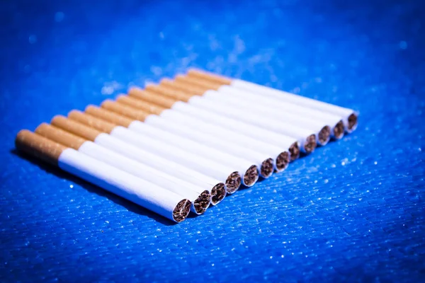 Row Cigarettes Table People — Stock Photo, Image