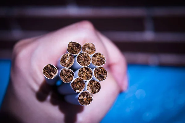 Nők Kéz Gazdaság Cigaretta Roll Kék Háttér — Stock Fotó