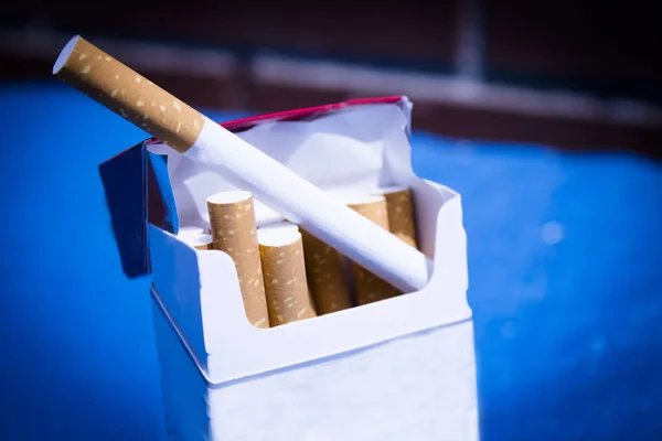 Open Sigarettenpakje Met Sigaretten Uit Geen Mensen — Stockfoto