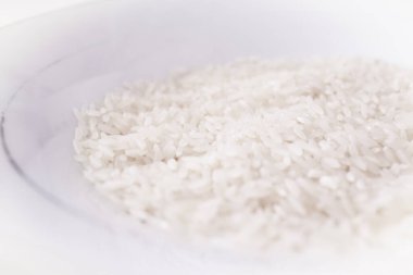 Pişmemiş beyaz pirinç. Pirincin bir kısmı bulanık. Kimse yok.