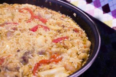 Tavuk, deniz ürünleri ve sebzelerle pilav pilavı. Kimse yok.