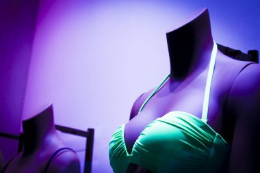 Mayo giymiş renkli kadın manken. Kimse yok.