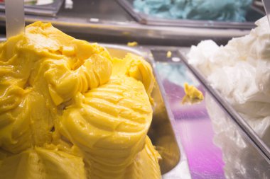 Soğuğu önlemek için metal bir kapta zanaatkar dondurması. Kimse yok.