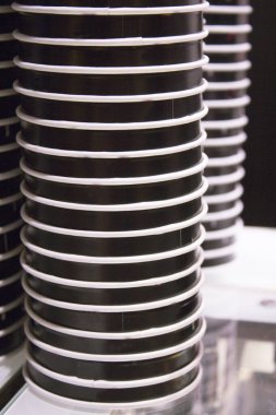 Plastikleştirilmiş dondurma kutusu. Kimse yok.