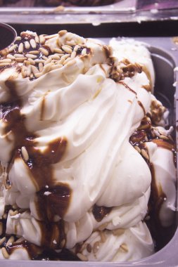 Soğuğu önlemek için metal bir kapta zanaatkar dondurması. Kimse yok.