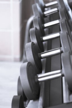 Spor salonunda siyah halterler. Kimse yok.