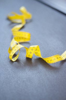 Karanlık katta esnek mezuralar var. Kimse yok.