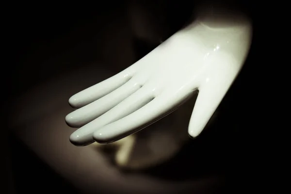 Белая Рука Манекена Ладонью Вниз Людей — стоковое фото