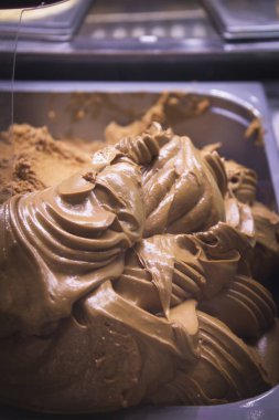 Soğuğu önlemek için metal bir kapta zanaatkar dondurması. Kimse yok.