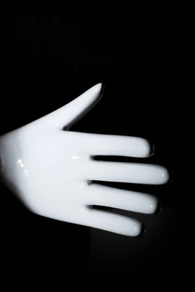 Biała Ręka Manekina Dłoń Dół Żadnych Ludzi — Zdjęcie stockowe