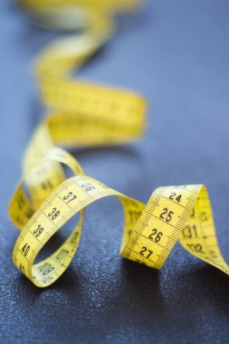 Karanlık katta esnek mezuralar var. Kimse yok.