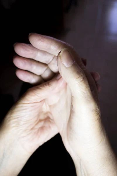 Händerna Äldre Kvinna Som Masserar Sig Själv Manuell Sjukgymnastik — Stockfoto