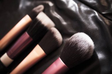 Yüz makyajı, göz farı ve makyaj fırçaları. Kimse yok.